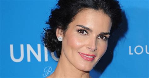 Angie Harmon wows fans in sunny bikini snapshot while。